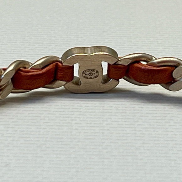 Chanel gold plated and leather CC turnlock bangle bracelet - Picture 4 of 11